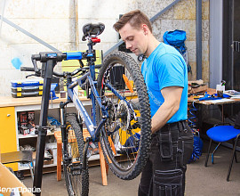 Диагностика велосипеда в мастерской, работы при осмотре
